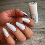 esmalte blanco yoshi mr snowman 608 uñas elegantes y pulidas