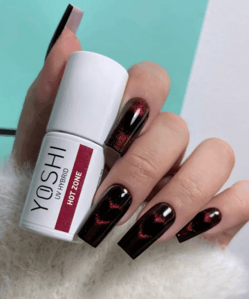 esmalte ojo de gato rojo intenso