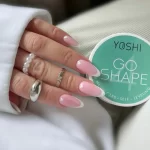 Manicura con gel de construcción rosa saturado Yoshi
